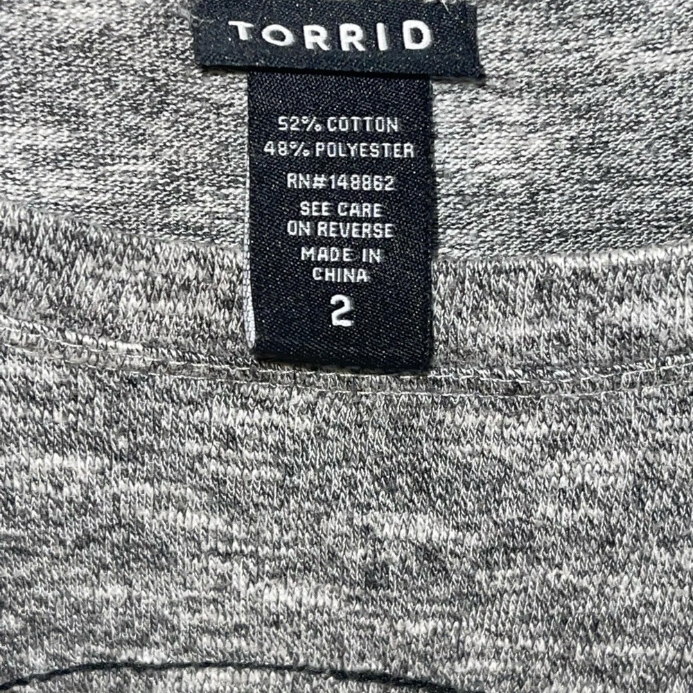 Torrid Skeleton w/ Rose Graphic Design On Heather Gray T-shirt. Size 2 GUC - Picture 5 of 8